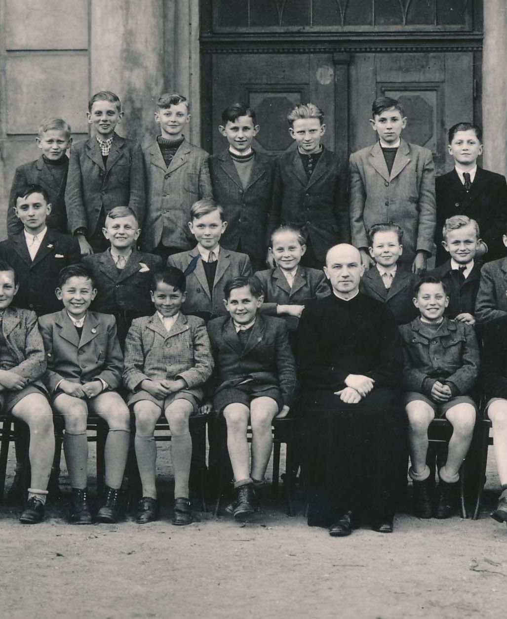 V primě jezuitského gymnázia, 1947/48 (Václav Wagner třetí zleva v prostřední řadě)