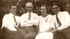 Sergej Vladimirovič Marakujev (druhý zleva) byl zatčen 20. května 1945. Jeho vnučka Anastazie Kopřivová se až po roce 1990 dozvěděla, že zemřel tři měsíce po zatčení.