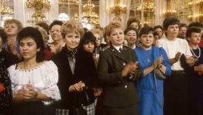 Delegace československých žen na Pražském hradě 7. března 1989 s generálním tajemníkem ÚV KSČ a prezidentem ČSSR Gustávem Husákem. Foto: ČTK/Mevald Karel