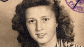 Šťastná Liselotte v květnu 1945. Zdroj: Paměť národa