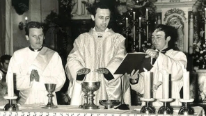 Primiční mše svatá Jana Graubnera (uprostřed), 24. červen 1973. Zdroj: Archiv pamětníka