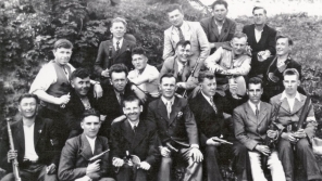 Skupina ruských zajatců ukrývaných na Kunčicích, nahoře ve světlém obleku Bohumil Moravec. Zdroj: archiv Stanislava Adamce