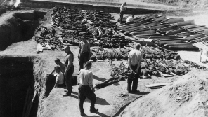 Zemřelí v Terezíně v posledních dnech války byli pohřbeni do hromadných hrobů u Malé pevnosti. Jejich ostatky byly exhubovány ve dnech 30. srpna až 4. září 1945 a uloženy na Národní hřbitov během pietního obřadu dne 16. září 1945. Foto: Karel Šanda