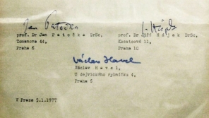 Podpisy prvních mluvčích Charty 77 Václava Havla, Jana Patočky a Jiřího Hájka. Zdroj: Libri Prohibiti