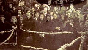 Pohřeb obětí zákřovského masakru 14. května 1945. Po válce byl Zákřov vesnicí vdov.