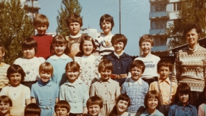 Druháci jedné pražské základní školy v roce 1981 se soudružkou učitelkou. Zdroj: Paměť národa