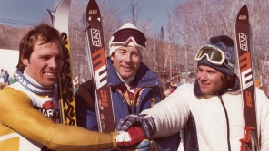 V březnu 1980 stál v kanadském Mont Sainte-Anne na stupních vítězů vedle legendárního Ingemara Stenmarka (uprostřed). V obřím slalomu tehdy skončil třetí, druhý dojel Phil Mahr (vlevo).