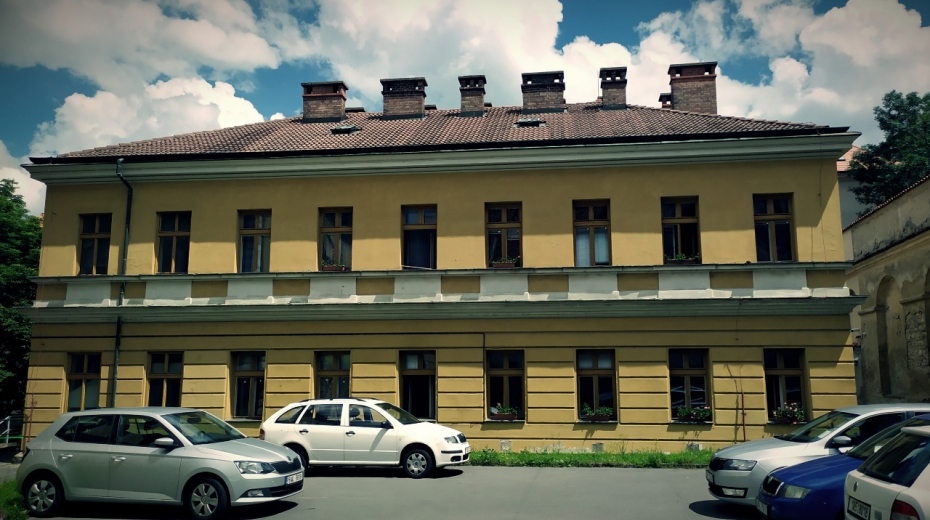 Domeček uvnitř areálu bývalé vojenské věznice v Kapucínské ulici na Hradčanech. Zdroj: Paměť národa