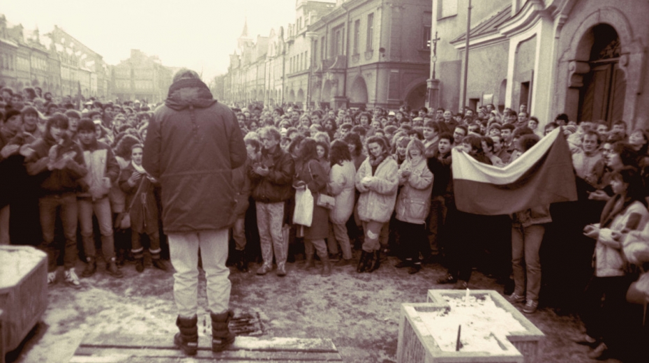 Hynek Faschingbauer hovoří k zaplněnému domažlickému náměstí v listopadu 1989. Foto: Paměť národa