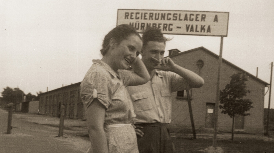 Sylva Šimsová (Švestka) a Karel Janovický (Joviš) v uprchlickém táboře Valka den před svatbou. Zdroj: Paměť národa
