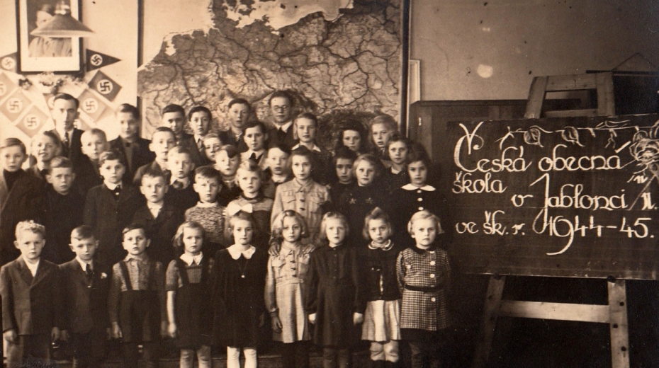 Česká třída v německé škole v Jablonci nad Nisou v Pivovarnické ulici ve školním roce 1944-45, Josef Tvrzník v horní řadě třetí zleva. Foto: Paměť národa