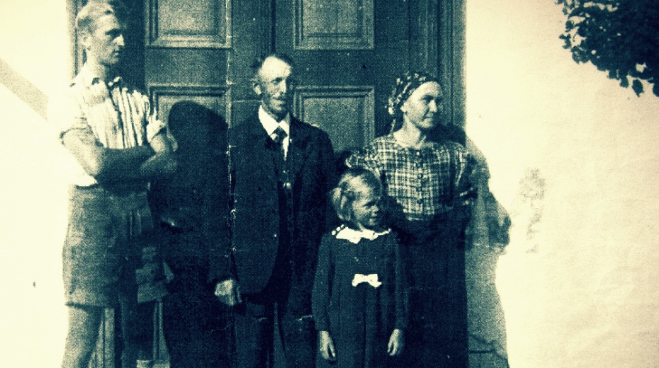 Rodina Vogelova před válkou v Červeném Potoce, vlevo čeledín Willi Lang. Foto: Paměť národa
