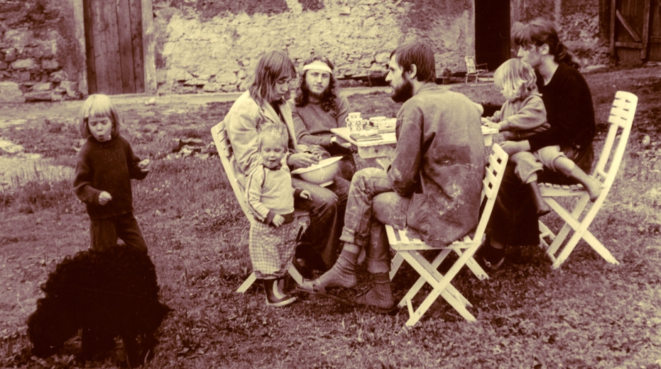  Manželé Parkánovi (vlevo) s dětmi u domu v Řepčicích a Charlie Soukupem, který se stal dalším obyvatelem domu. Foto: Paměť národa