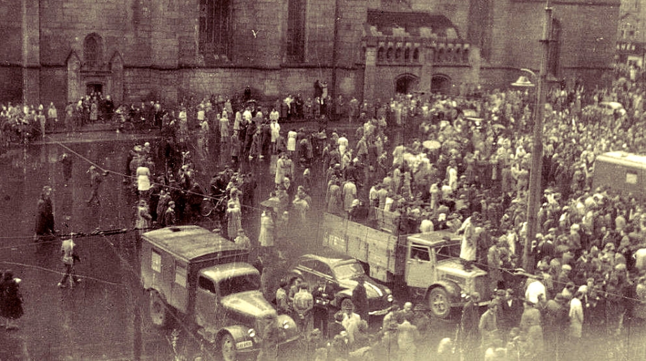 Jedna z mála fotografií z 1. června 1953, na její rubové straně je popisek: „Srocení nepřátelských živlů před plzeňskou radnicí dne 1. 6. 53“. Zdroj: Státní oblastní archiv v Plzni
