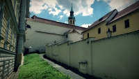 Uvnitř areálu bývalé vojenské věznice, který sousedí s Loretou. Foto: Post Bellum