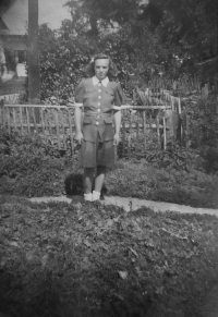 Anna Matysová (Kršková) na zahradě rodinného domu v Hynčicích nad Moravou