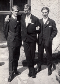 Jindřich Machala (první zprava) s bratry Svatoplukem a Jaromírem, cca 1970