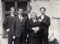 Jindřich Machala (první zprava) s bratry, matkou a jejím třetím mužem, cca 1970