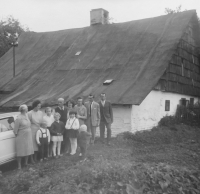 Rodina před rodným domem Anny Krškové (Matysové) v Hynčicích nad Moravou