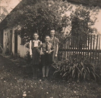 Matys siblings - Herta, Kurt and Anna in Hynčice nad Moravou in 1941