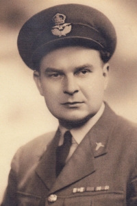 MUDr. Zdeněk Vítek, strýc Miroslava Vítka, který byl za 2. světové války lékařem příslušníků RAF v Anglii