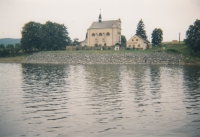 Kostel v Karlovci u přehrady Slezská Harta, kde František Kunetka pastoračně působil