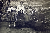 Matka a otec Jindřicha Machaly (první a druhý zleva) s jeho rodiči, babičkou a tetami, Hovězí