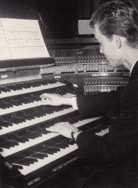František Kunetka playing at a concert for the laureates of young organ players in September 1968 in the Church of Saint Maurice in Olomouc