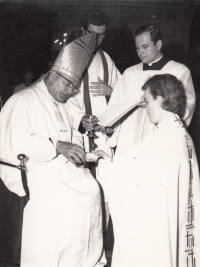 František Kunetka přijímá kněžské svěcení v katedrále svatého Václava v Olomouci z rukou biskupa Josefa Vrany, 22. 6. 1974 