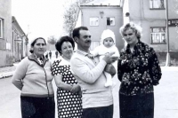 Sovětská rodina na náměstí v Městě Libavá