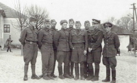 Štáb výcvikového praporu, velitel Brezany (uprostřed vedle ruského důstojníka), 16. 4. 1945