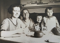 S maminkou a babičkou v Petrovicích
