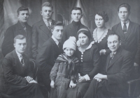 Otec Antonín s brigádou mládeže a dcerou (uprostřed), cca 1934
