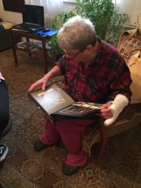 Hana Pechová s albem fotografií