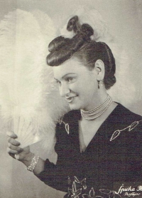Božena Koutná na módní přehlídce, 1947