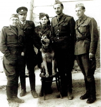 Výcviková jednotka na Slovensku, vlevo velitel kpt. Brezany, 1945