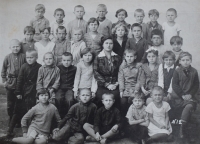 Ve škole v Rusku, pamětnice v tmavém zcela vpravo, cca 1938
