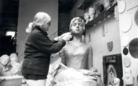 Marie Uchytilová modeluje sochu lidické dívky (1987)