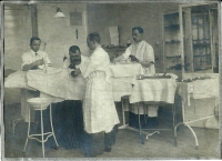 Vinohradská nemocnice, začátek 20. století, Profesor Michl - vousy, silný, tchán MUDr. Dobruský jako sekundář vpravo