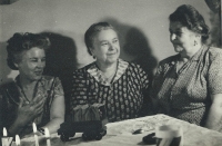 Maminka Jaroslavy vpravo, tchyně od manžela uprostřed, sestra manžela vlevo, zač. 60. let