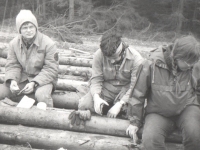 Na disidentské lesní brigádě v Horní Blatné: Robert Frouz, Petr Náhlík, Renata Balašová; Věra Náhlíková jako fotograf (květen 1989)