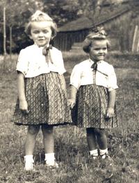 Ludmila se sestrou (vlevo)