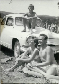  1964 Jaroslava se synem a manželem u moře