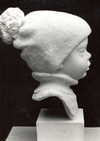 Busta chlapečka v čepičce – syna slévače Petra Krámka (poč. 80. let)