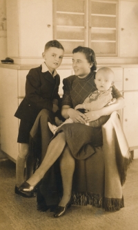 From the left: brother Pavel, mummy and witness during the war in Hořepník around 1943