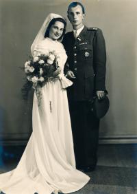 Svatba s Milanem Rackem, 17. 9. 1949, Brno, u sv. Tomáše