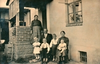 S rodiči, babičkou Terezií a mladšími sourozenci Evaldem, Emou a Ruth, Sudice 1936