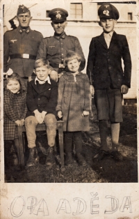 Richard Němec (right) with the father (left) and younger siblings around 1942