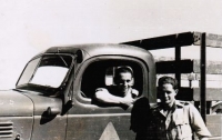 Rudolf Taussig (vpravo) se svým nejlepším kamarádem v Libyjské poušti, 1942