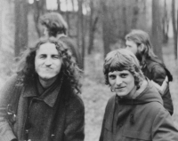 Oldřich Kučera a Roman Kupka na výstavě nezávislých umělců v Uničově v roce 1982